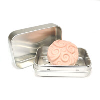 Gesichtsreinigung FaceBit Sensitiv rundes Seifenstück in einer Aluseifendose mit offenem Deckel